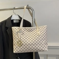 Schicke beige Tote-Bag mit grauem M-Monogramm-Print und goldenem Anhänger-Detail - Weiß