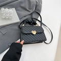 Sac bandoulière matelassé noir avec serrure coeur dorée et poignée plissée chic - Noir