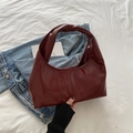 Bolso hobo creciente rojo intenso de estilo francés en charol brillante con diseño retro - Rojo