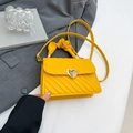 Mini sac à main matelassé jaune avec boucle cœur dorée et bandoulière assortie - Jaune