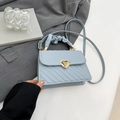 Sac à bandoulière matelassé bleu clair avec fermoir coeur doré et poignée plissée - Bleu