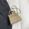 Bolso bandolera beige de piel sintética con cierre de giro dorado y correa delgada - Caqui