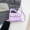 Borsa a tracolla trapuntata lavanda con fibbia a cuore dorata e manico arricciato - Viola