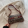 Sac sous le bras léopard rétro avec bordure rouge et boucle mors de cheval dorée - Imprimé Léopard Rouge