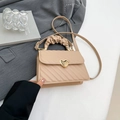 Borsa a mano beige con manico plissettato e chiusura a cuore dorata - Cachi
