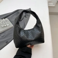 Borsa hobo nera intrecciata minimalista con texture in pelle e manico integrato - Nero