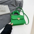 Borsa a tracolla verde smeraldo con fibbia a cuore dorata e trama in pelle trapuntata - Verde