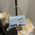 Borsa a mano quadrata celeste in ecopelle con fibbia D dorata e tracolla rimovibile - Blu