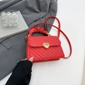 Borsa a mano trapuntata rossa in PU con fibbia a cuore dorata e tracolla sottile - Rosso