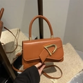 Borsa a mano minimalista in pelle caramello con fibbia in metallo dorato e manico rotondo - Marrone