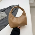 Borsa hobo intrecciata kaki con motivo a griglia minimalista tenuta in mano - Cachi