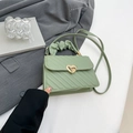 Borsa a tracolla verde salvia con chiusura a cuore dorata e manico a pieghe chic - Verde Fagiolo