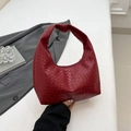 Borsa hobo minimalista in pelle intrecciata rosso intenso con forma a mezzaluna e manico - Rosso