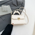 Piccola borsa quadrata beige con chiusura a cuore dorata e manico increspato - Bianco