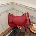 Borsa a tracolla rossa in pelle martellata con catena dorata e logo moda inciso - Rosso