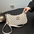 Retro-Schultertasche in Creme mit M-Print, Metallschnalle und verstellbarem Riemen - Weiß