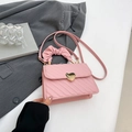 Borsa a tracolla trapuntata rosa con fibbia a cuore dorata e manico arricciato - Rosa