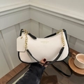 Elegante borsa a mezzaluna bicolore bianco e nero con catena dorata e pelle martellame litchi - Bianco