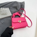 Borsa trapuntata rosa in pelle PU con fibbia a cuore e manico arricciato - Rosa Rosso