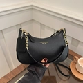 Borsa a mano a mezzaluna nera in pelle martellata con catena dorata e tracolla lunga - Nero