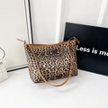 Schicke Einkaufstasche mit Leopardenmuster, braunen Lederriemen und minimalistischem Design - Khaki