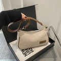Beige Schultertasche mit Fischgrätenmuster, braunem Lederbesatz und Goldakzenten - Khaki