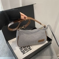 Schicke graue Webhandtasche mit braunem Lederbesatz und goldenen Metalldetails - Grau
