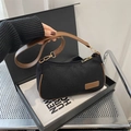 Minimalistische schwarze Canvas-Tasche mit braunem Lederbesatz und Goldbeschlag - Schwarz