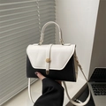 Bolso chic bicolor en blanco y negro de cuero PU con hebilla giratoria dorada - Blanco