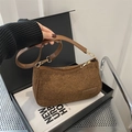 Braune Tweed-Schultertasche mit Webmuster, Reißverschluss und Leder-Schulterriemen - Braun
