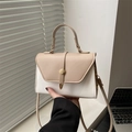 Bolso de mano cuadrado minimalista en beige y blanco con cierre giratorio de metal dorado - Caqui