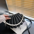 Elegante bolso bandolera negro tipo concha con asa de cadena de perlas y correa de cuero - Negro