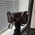 Dunkelbraune Handtasche aus Lackleder mit glänzendem Finish und goldener Schnalle - Braun