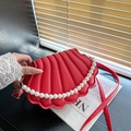 Bolso rojo con forma de concha, asa de perlas decorativas y correa de hombro de cuero - Rojo