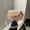 Elegante bolso de hombro beige con cierre de metal dorado para el día a día urbano - Caqui