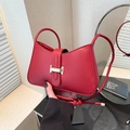 Elegante rode schoudertas met gouden H-gesp en een stijlvol gebogen silhouet design - Rood