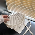 Elegante bolso blanco con forma de concha con asa de perlas y correa de cuero para mujer - Blanco