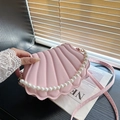 Bolso bandolera rosa en forma de concha con asa de perlas y acabado en cuero PU - Rosa