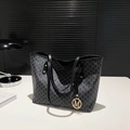Borsa tote vintage grigio scuro con motivo monogramma M e ciondolo in metallo dorato - Nero