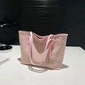 Borsa tote rosa con stampa monogramma M e ciondolo dorato in un ambiente di stile - Rosa