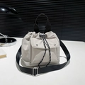 Bolso tipo cubo minimalista de nailon beige con bolsillo frontal y correa ajustable - Gris