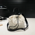 Bolso saco chic de nailon crema con correas tejidas negras y cierre de cordón - Blanco