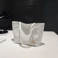 Borsa tote bianca con stampa a motivo M marrone e ciondolo dorato con lettera - Bianco