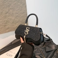 Borsa a mano nera chic con glitter, logo dorato con nappa e base a onde unica - Nero