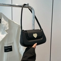 Bolso de hombro negro estilo francés con hebilla de corazón dorada en cuero mate fino - Negro