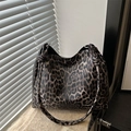 Bolso tote grande de leopardo con detalle de anillo metálico y correa de nudo elegante - Marrón