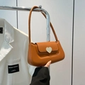 Bolso de hombro de cuero caramelo estilo francés con hebilla de corazón de metal dorado - Marrón