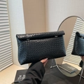 Bolso de mano negro con textura trenzada minimalista y acabado de cuero sintético - Negro