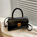 Borsa a mano retrò in pelle nera con chiusura in metallo dorato e finitura testurizzata - Nero