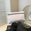 Bolso de mano blanco tipo sobre trenzado con detalles dorados para estilo de negocios - Blanco